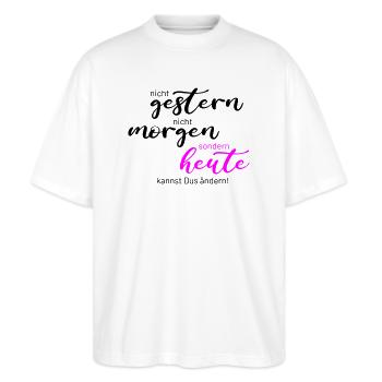 nicht gestern sondern heute - Stanley/Stella Oversized Unisex Bio T-Shirt Blaster 2.0 - Weiß - Vorne - Alina (178cm) & Michal (187cm)