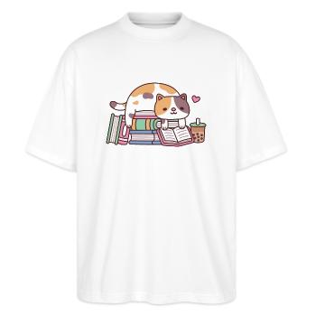 Niedliche Katze, die ein Buch auf einem Stapel Bücher liest - Stanley/Stella Oversized Unisex Bio T-Shirt Blaster 2.0 - Weiß - Vorne - Alina (178cm) & Michal (187cm)