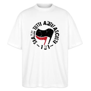 Siamo Tutti Antifascisti 161 Antifa - Stanley/Stella Oversized Unisex Bio T-Shirt Blaster 2.0 - Weiß - Vorne - Alina (178cm) & Michal (187cm)
