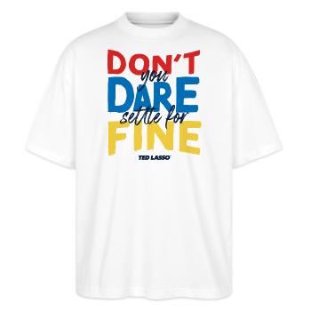 Ted Lasso Don't You Dare Settle For Fine - Stanley/Stella Oversized Unisex Bio T-Shirt Blaster 2.0 - Weiß - Vorne - Alina (178cm) & Michal (187cm)