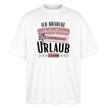 Ich brauche unbedingt sechsmonatigen Urlaub Spruch - Stanley/Stella Oversized Unisex Bio T-Shirt Blaster 2.0 - Weiß - Vorne - Alina (178cm) & Michal (187cm)
