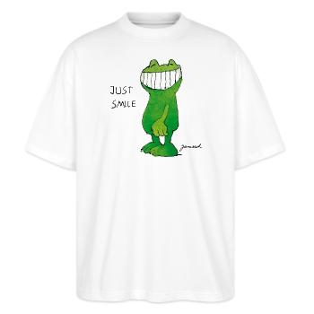 Janoschs Günter Kastenfrosch Just Smile Spruch - Stanley/Stella Oversized Unisex Bio T-Shirt Blaster 2.0 - Weiß - Vorne - Alina (178cm) & Michal (187cm)