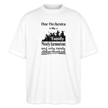 Unser Orchester ist wie eine Familie - Stanley/Stella Oversized Unisex Bio T-Shirt Blaster 2.0 - Weiß - Vorne - Alina (178cm) & Michal (187cm)