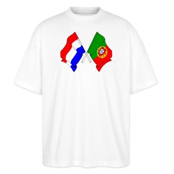 Flagge der Niederlande und Flagge Portugals - Stanley/Stella Oversized Unisex Bio T-Shirt Blaster 2.0 - Weiß - Vorne - Alina (178cm) & Michal (187cm)