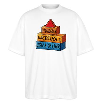 Pädagogisch wertvoll von 8 - 16uhr - Stanley/Stella Oversized Unisex Bio T-Shirt Blaster 2.0 - Weiß - Vorne - Alina (178cm) & Michal (187cm)