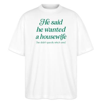 He Wanted a Housewife - Stanley/Stella Oversized Unisex Bio T-Shirt Blaster 2.0 - Weiß - Vorne - Alina (178cm) & Michal (187cm)