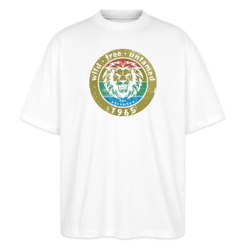 60. Geburtstag Wild, free & untamed since 11/1965 - Stanley/Stella Oversized Unisex Bio T-Shirt Blaster 2.0 - Weiß - Vorne - Alina (178cm) & Michal (187cm)