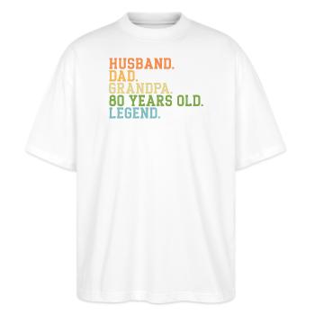 Ehemann Papa Opa 80 Jahre alte Legende - Stanley/Stella Oversized Unisex Bio T-Shirt Blaster 2.0 - Weiß - Vorne - Alina (178cm) & Michal (187cm)