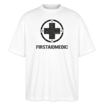 Erste Hilfe Kompass Kreuz - Stanley/Stella Oversized Unisex Bio T-Shirt Blaster 2.0 - Weiß - Vorne - Alina (178cm) & Michal (187cm)