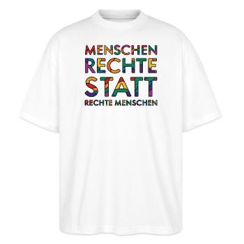 Menschenrechte Spruch für Aktivisten gegen rechts - Stanley/Stella Oversized Unisex Bio T-Shirt Blaster 2.0 - Weiß - Vorne - Alina (178cm) & Michal (187cm)
