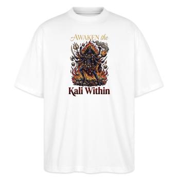 Erwecke die Kali in dir - Stanley/Stella Oversized Unisex Bio T-Shirt Blaster 2.0 - Weiß - Vorne - Alina (178cm) & Michal (187cm)