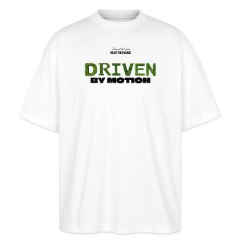 Driven by Motion - Stanley/Stella Oversized Unisex Bio T-Shirt Blaster 2.0 - Weiß - Vorne - Alina (178cm) & Michal (187cm)