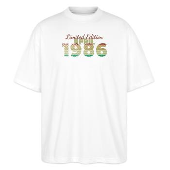 40. Geburtstag Limited Edition (SCR) 04/1986 - Stanley/Stella Oversized Unisex Bio T-Shirt Blaster 2.0 - Weiß - Vorne - Alina (178cm) & Michal (187cm)
