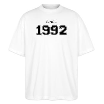 Geburtstagsgeschenk 1992 - Stanley/Stella Oversized Unisex Bio T-Shirt Blaster 2.0 - Weiß - Vorne - Alina (178cm) & Michal (187cm)