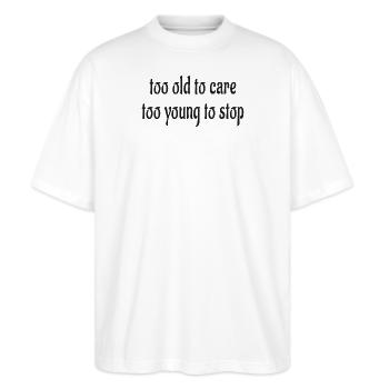 too old to care, too young to stop - Stanley/Stella Oversized Unisex Bio T-Shirt Blaster 2.0 - Weiß - Vorne - Alina (178cm) & Michal (187cm)