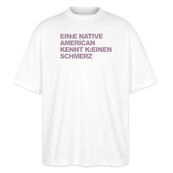WOKE SATIRE: Ein Indianer kennt keinen Schmerz - Stanley/Stella Oversized Unisex Bio T-Shirt Blaster 2.0 - Weiß - Vorne - Alina (178cm) & Michal (187cm)