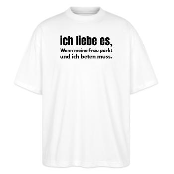 Ich liebe es – Wenn meine Frau parkt und ich bete - Stanley/Stella Oversized Unisex Bio T-Shirt Blaster 2.0 - Weiß - Vorne - Alina (178cm) & Michal (187cm)