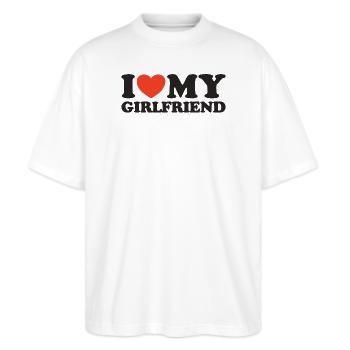 I love my girlfriend Herz Shirt - Stanley/Stella Oversized Unisex Bio T-Shirt Blaster 2.0 - Weiß - Vorne - Alina (178cm) & Michal (187cm)