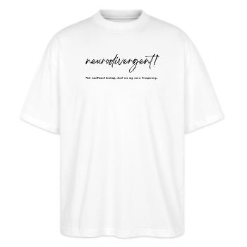 Keine Fehlfunktion. Neurodivergent. - Stanley/Stella Oversized Unisex Bio T-Shirt Blaster 2.0 - Weiß - Vorne - Alina (178cm) & Michal (187cm)
