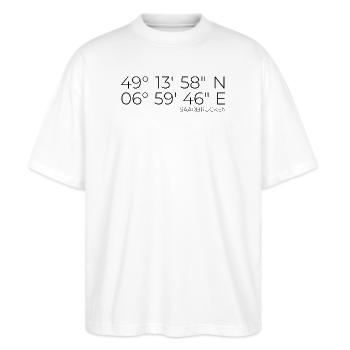 Koordinaten Saarbrücken - Stanley/Stella Oversized Unisex Bio T-Shirt Blaster 2.0 - Weiß - Vorne - Alina (178cm) & Michal (187cm)
