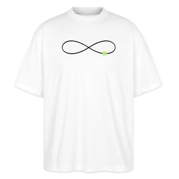Unendlichkeitszeichen Glück Kleeblatt  - Stanley/Stella Oversized Unisex Bio T-Shirt Blaster 2.0 - Weiß - Vorne - Alina (178cm) & Michal (187cm)