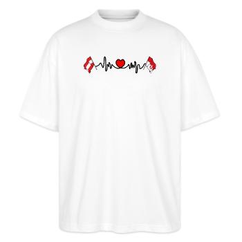 Wiener Flaggen mit Herzschlag - Stanley/Stella Oversized Unisex Bio T-Shirt Blaster 2.0 - Weiß - Vorne - Alina (178cm) & Michal (187cm)
