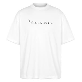 *innen Feminismus Statement Shirt - Stanley/Stella Oversized Unisex Bio T-Shirt Blaster 2.0 - Weiß - Vorne - Alina (178cm) & Michal (187cm)