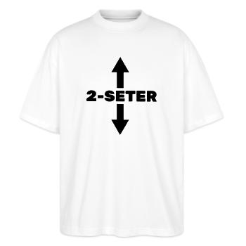 2 Sitze - Stanley/Stella Oversized Unisex Bio T-Shirt Blaster 2.0 - Weiß - Vorne - Alina (178cm) & Michal (187cm)