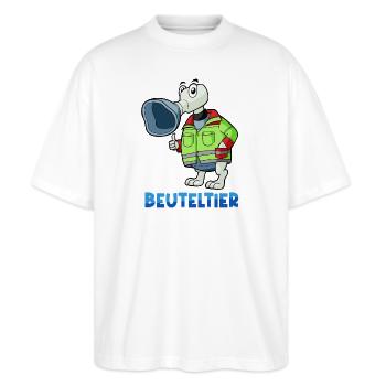 Beuteltier / Rettungsdienst & Anästhesie - Stanley/Stella Oversized Unisex Bio T-Shirt Blaster 2.0 - Weiß - Vorne - Alina (178cm) & Michal (187cm)