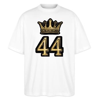 44 Zahl Krone - Stanley/Stella Oversized Unisex Bio T-Shirt Blaster 2.0 - Weiß - Vorne - Alina (178cm) & Michal (187cm)
