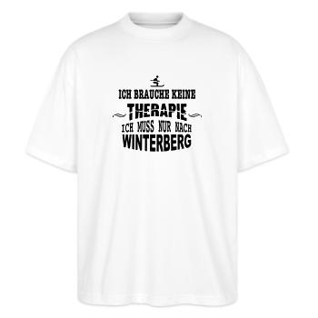 THERAPIE Winterberg - Stanley/Stella Oversized Unisex Bio T-Shirt Blaster 2.0 - Weiß - Vorne - Alina (178cm) & Michal (187cm)