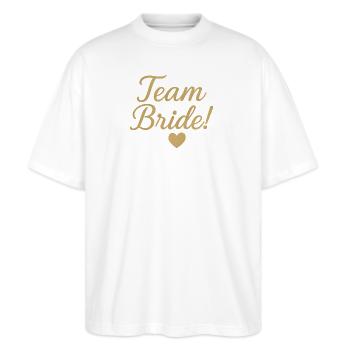 Team Bride Gold Script Design. Hochzeit - Stanley/Stella Oversized Unisex Bio T-Shirt Blaster 2.0 - Weiß - Vorne - Alina (178cm) & Michal (187cm)