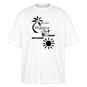 Mallorca Spruch Geschenk lustig Urlaub - Stanley/Stella Oversized Unisex Bio T-Shirt Blaster 2.0 - Weiß - Vorne - Alina (178cm) & Michal (187cm)