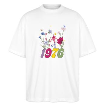 Geburtsjahr 1976 Wildblumen - Stanley/Stella Oversized Unisex Bio T-Shirt Blaster 2.0 - Weiß - Vorne - Alina (178cm) & Michal (187cm)