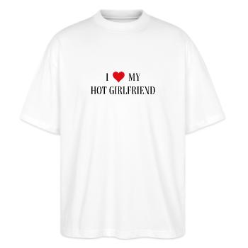 Valentinstag I love my hot girlfriend - Stanley/Stella Oversized Unisex Bio T-Shirt Blaster 2.0 - Weiß - Vorne - Alina (178cm) & Michal (187cm)