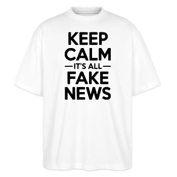 Ruhe bewahren, es sind alles Fake News. - Stanley/Stella Oversized Unisex Bio T-Shirt Blaster 2.0 - Weiß - Vorne - Alina (178cm) & Michal (187cm)