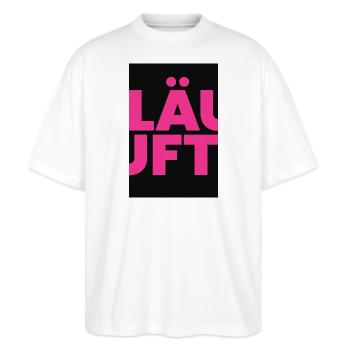 Läuft-  Fuchsia Typo-Bold auf Schwarz - Stanley/Stella Oversized Unisex Bio T-Shirt Blaster 2.0 - Weiß - Vorne - Alina (178cm) & Michal (187cm)