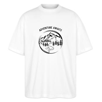 Adventure awaits - Stanley/Stella Oversized Unisex Bio T-Shirt Blaster 2.0 - Weiß - Vorne - Alina (178cm) & Michal (187cm)