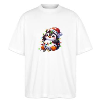 Tollpatschiger Weihnachtspinguin mit Lichterkette - Stanley/Stella Oversized Unisex Bio T-Shirt Blaster 2.0 - Weiß - Vorne - Alina (178cm) & Michal (187cm)