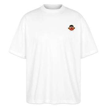 Sesamstraße Ernie Als Stickmotiv - Stanley/Stella Oversized Unisex Bio T-Shirt Blaster 2.0 - Weiß - Vorne - Alina (178cm) & Michal (187cm)