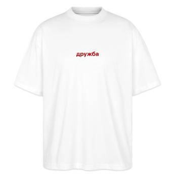 DRUZHBA Freundschaft Russland Kyrillisch - Stanley/Stella Oversized Unisex Bio T-Shirt Blaster 2.0 - Weiß - Vorne - Alina (178cm) & Michal (187cm)