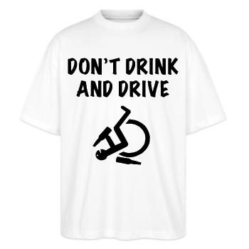 Nicht trinken und fahren. Rollstuhl-Humor-Shirt * - Stanley/Stella Oversized Unisex Bio T-Shirt Blaster 2.0 - Weiß - Vorne - Alina (178cm) & Michal (187cm)