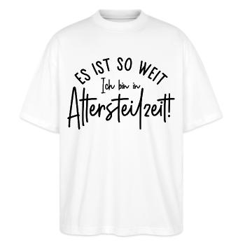 Es ist so weit Ich bin in Altersteilzeit - Stanley/Stella Oversized Unisex Bio T-Shirt Blaster 2.0 - Weiß - Vorne - Alina (178cm) & Michal (187cm)