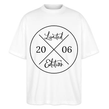 Limited Edition 2006 - 20. Geburtstag - Stanley/Stella Oversized Unisex Bio T-Shirt Blaster 2.0 - Weiß - Vorne - Alina (178cm) & Michal (187cm)
