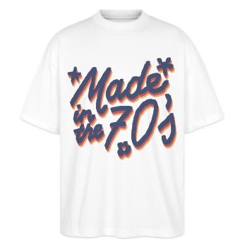 Made in the 70’s – Retro Groove Style - Stanley/Stella Oversized Unisex Bio T-Shirt Blaster 2.0 - Weiß - Vorne - Alina (178cm) & Michal (187cm)