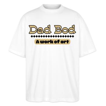 Dad Bod – Kunstvolles Statement für Väter - Stanley/Stella Oversized Unisex Bio T-Shirt Blaster 2.0 - Weiß - Vorne - Alina (178cm) & Michal (187cm)