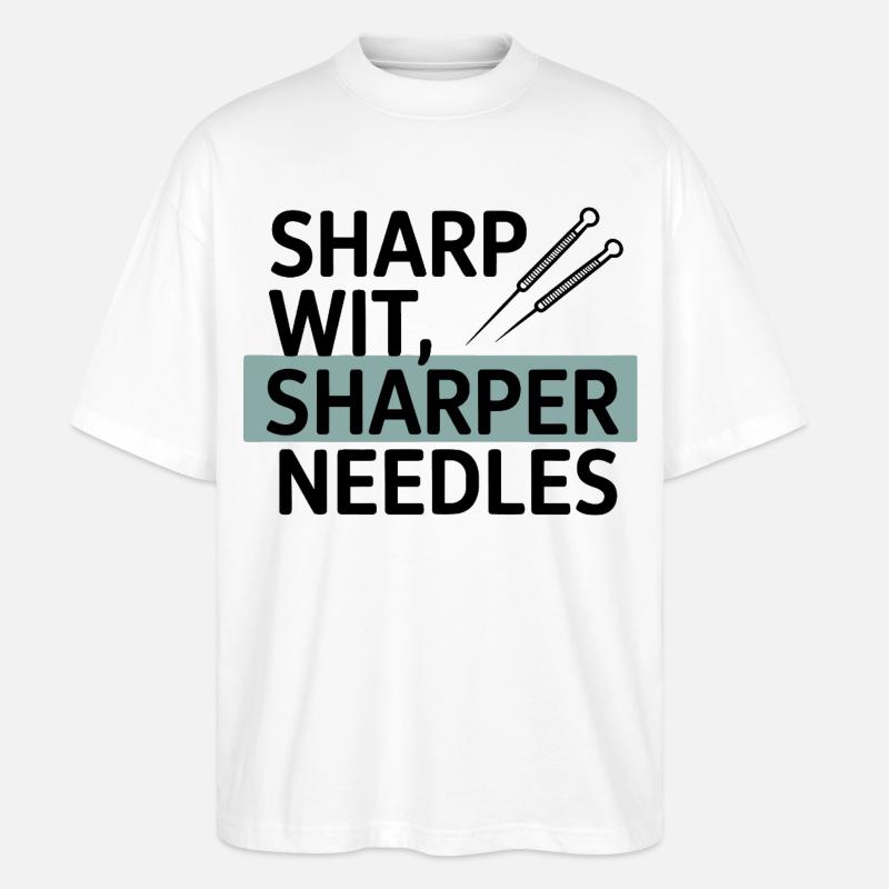 Sharp Wit, Sharper Needles Akupunkteur Beruf - Stanley/Stella Oversized Unisex Bio T-Shirt Blaster 2.0 - Weiß