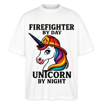 Feuerwehrmann Einhorn bei Nacht - Stanley/Stella Oversized Unisex Bio T-Shirt Blaster 2.0 - Weiß - Vorne - Alina (178cm) & Michal (187cm)