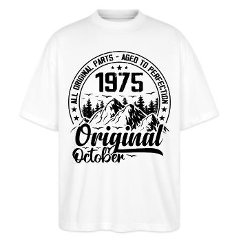 1975 Oktober Original Geschenk zum 49-jährigen Jubiläum - Stanley/Stella Oversized Unisex Bio T-Shirt Blaster 2.0 - Weiß - Vorne - Alina (178cm) & Michal (187cm)
