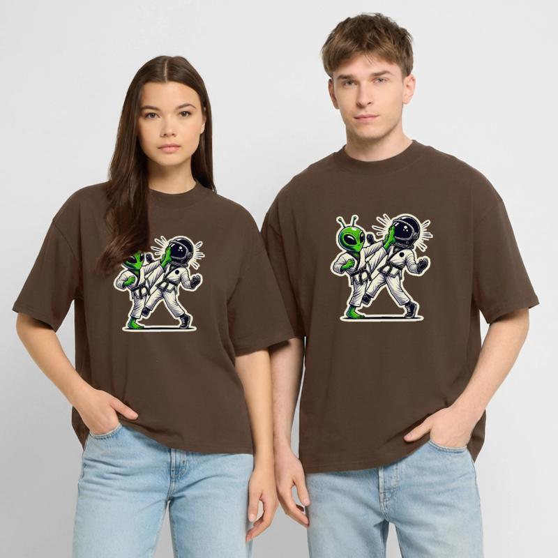 Bataille de karaté Alien vs Astronaute T-shirt bio Blaster 2.0 coupe oversize Stanley/Stella Unisexe
